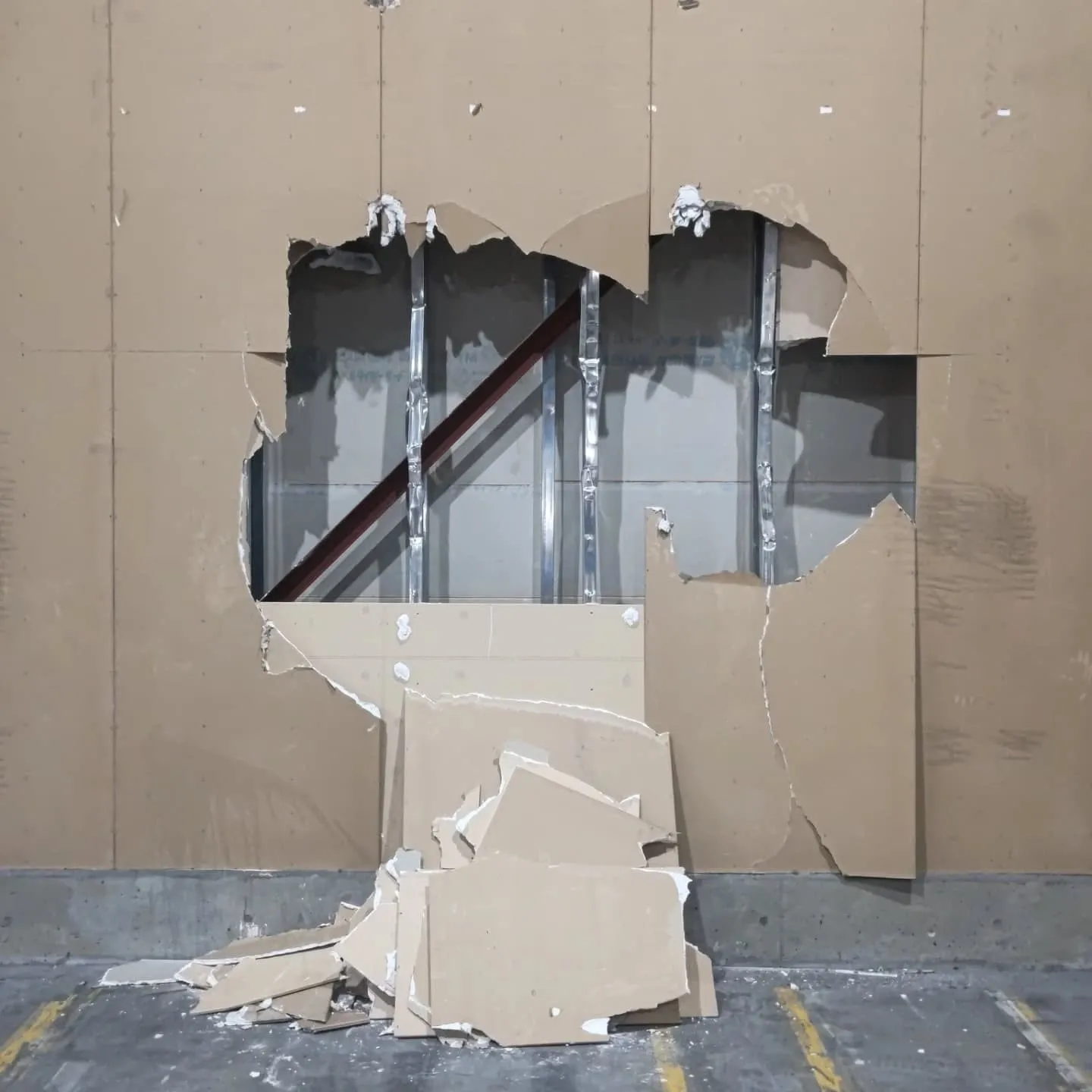 名古屋市港区某工場のボードの壁を直してきました!