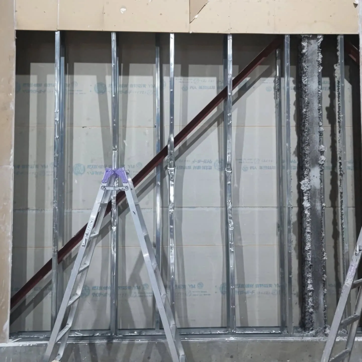 名古屋市港区某工場のボードの壁を直してきました!