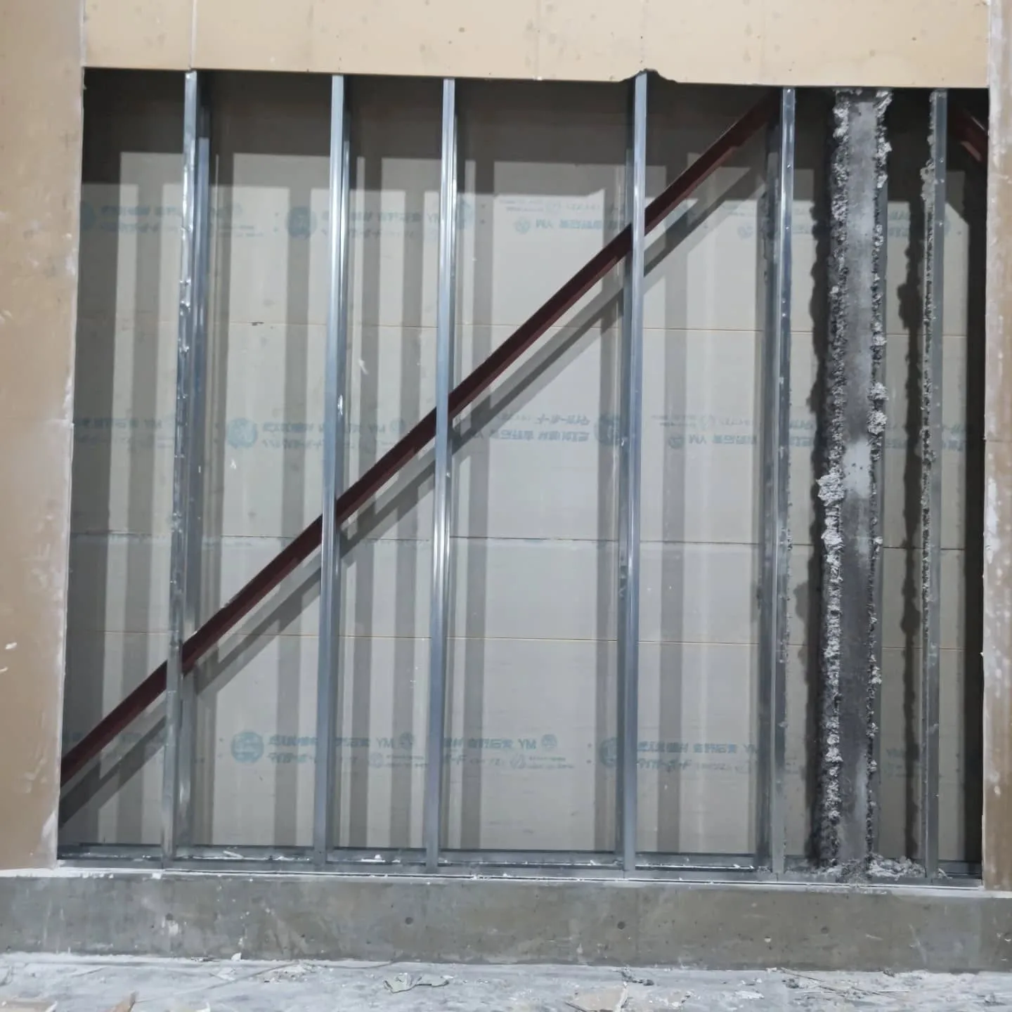 名古屋市港区某工場のボードの壁を直してきました!