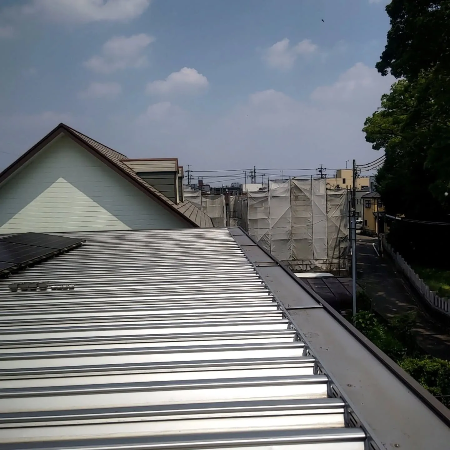 名古屋市中川区某アパートの雨樋に溜まった枯葉を撤去に来ました...