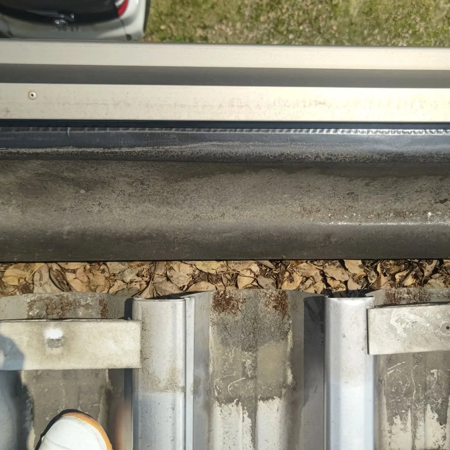 名古屋市中川区某アパートの雨樋に溜まった枯葉を撤去に来ました...