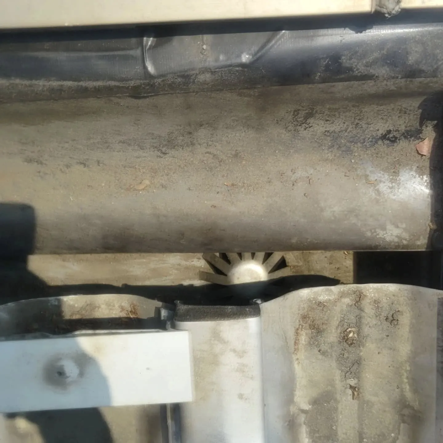 名古屋市中川区某アパートの雨樋に溜まった枯葉を撤去に来ました...