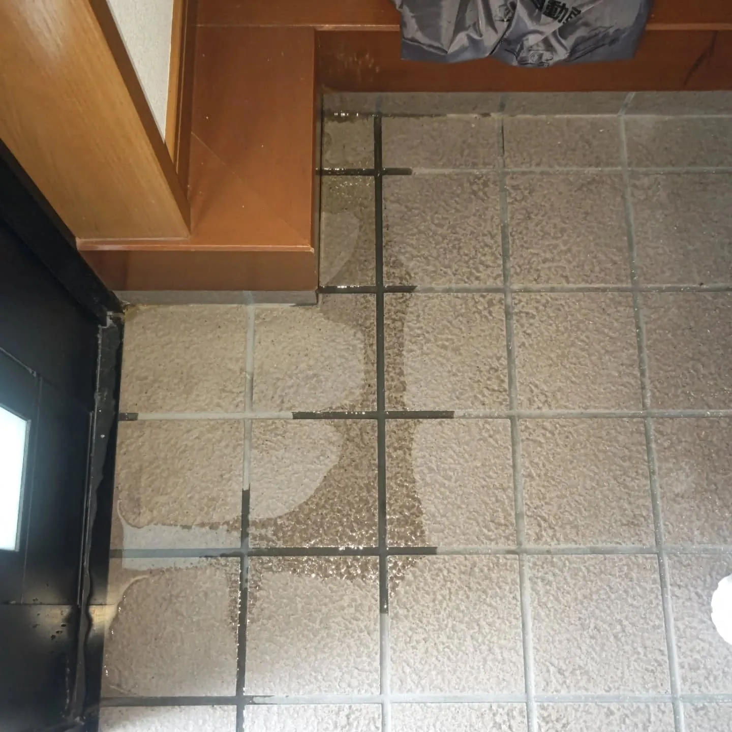 先日の大雨で玄関から雨漏りが起きたとの事で雨漏り調査に来まし...