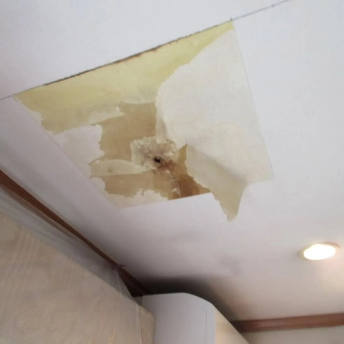 名古屋市北区Ｍさま邸　雨漏りを直してから天井クロスを貼り直し...