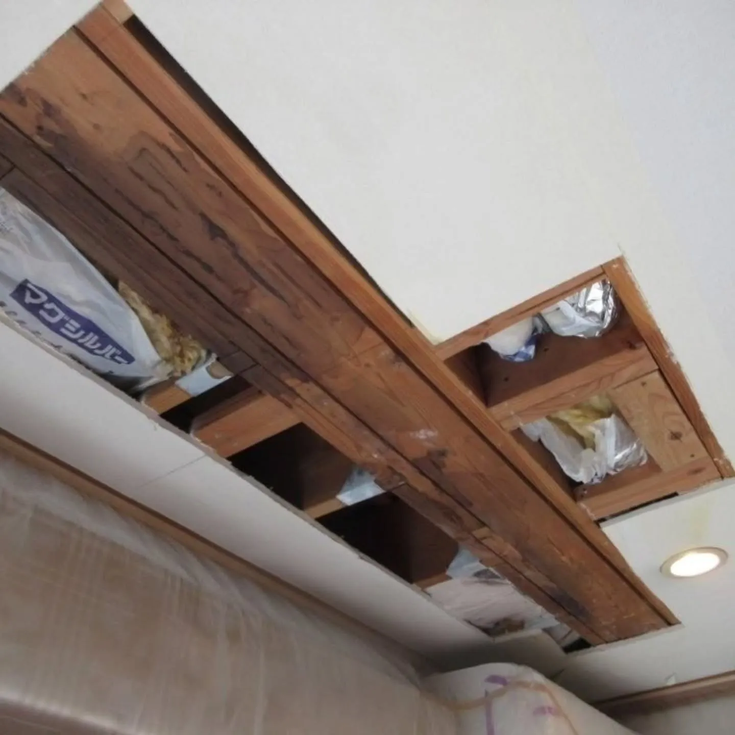 名古屋市北区Ｍさま邸　雨漏りを直してから天井クロスを貼り直し...