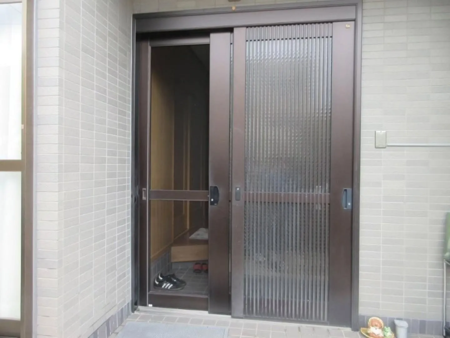 名古屋市中川区m様邸　玄関扉のカバー工法(リシェント)工事を...