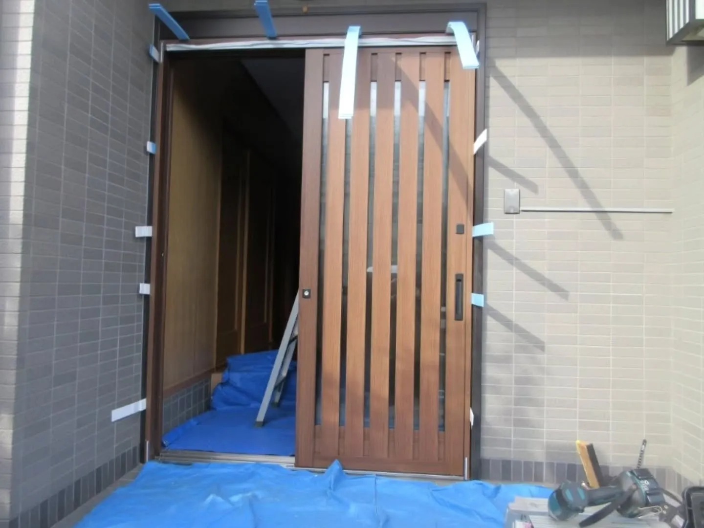 名古屋市中川区m様邸　玄関扉のカバー工法(リシェント)工事を...