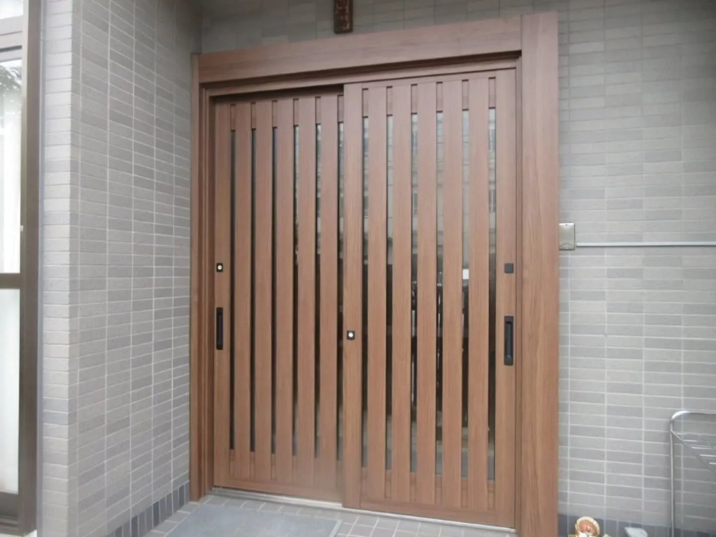 名古屋市中川区m様邸　玄関扉のカバー工法(リシェント)工事を...