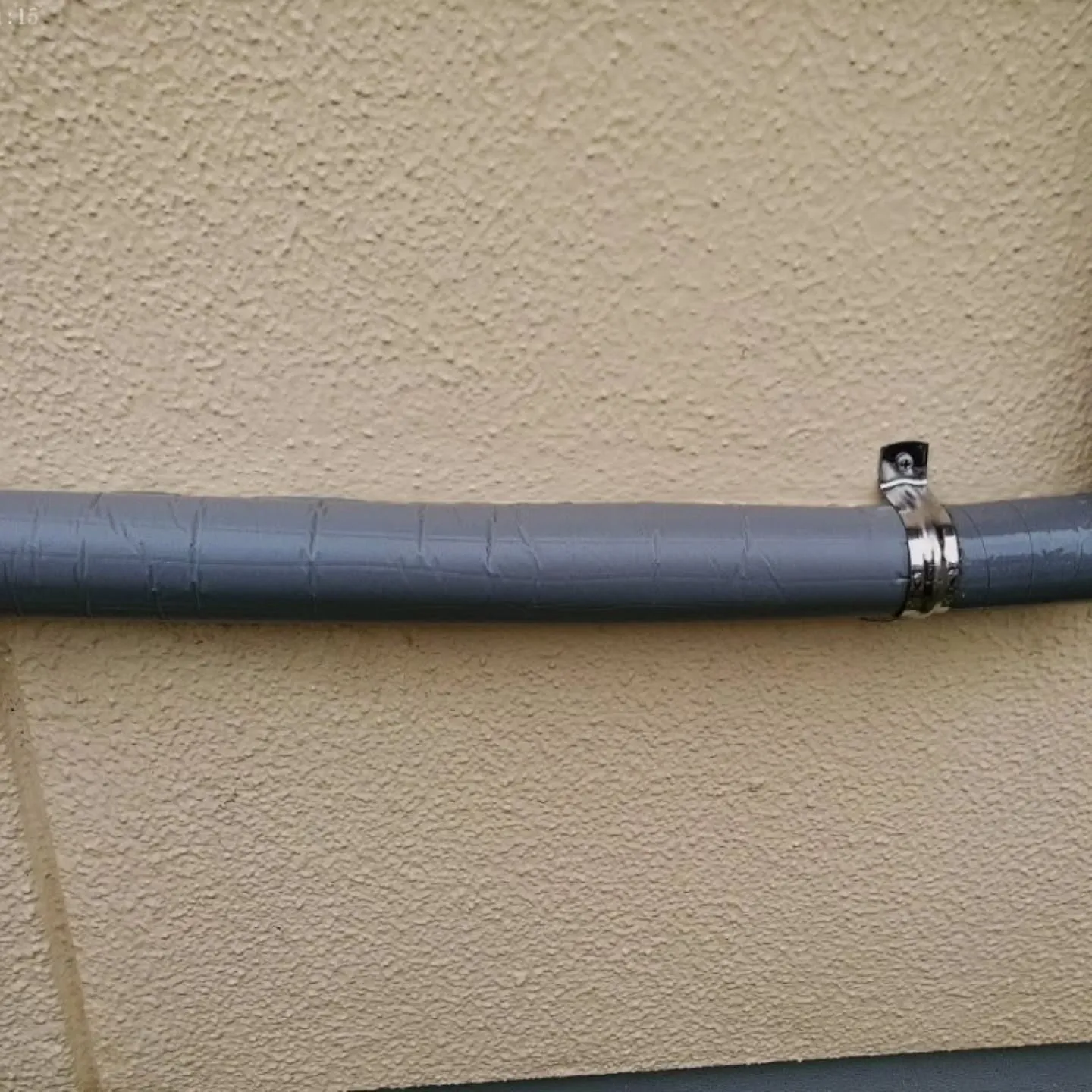 名古屋市中川区K様から給湯機を替えた時に配管の裏側が破損した...