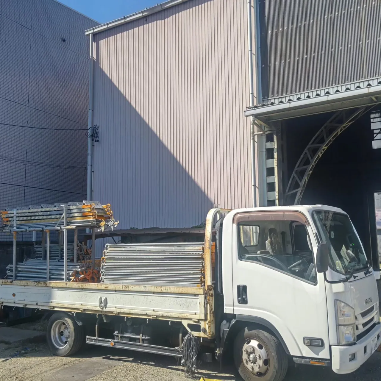 名古屋市中川区T様工場の屋根足場を組んでいきます。